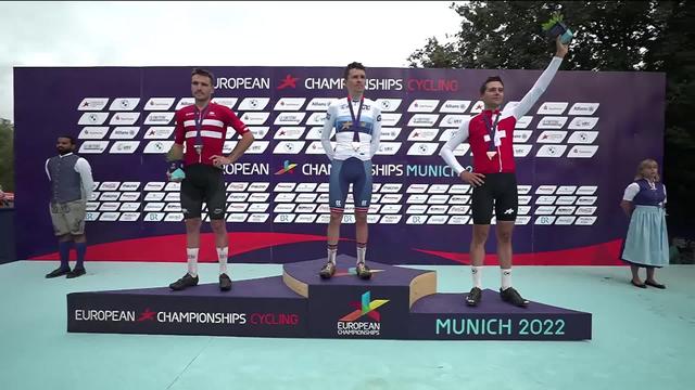 VTT cross-country messieurs: le podium avec Colombo qui reçoit sa médaille de bronz