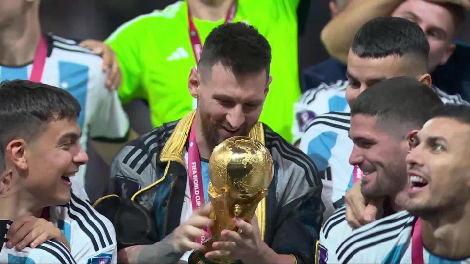 Finale, Argentine - France (tb 4-3): la remise des trophées (meilleurs buteurs, meilleurs joueurs, meilleurs gardiens) et la joie des Argentins avec la Coupe du monde