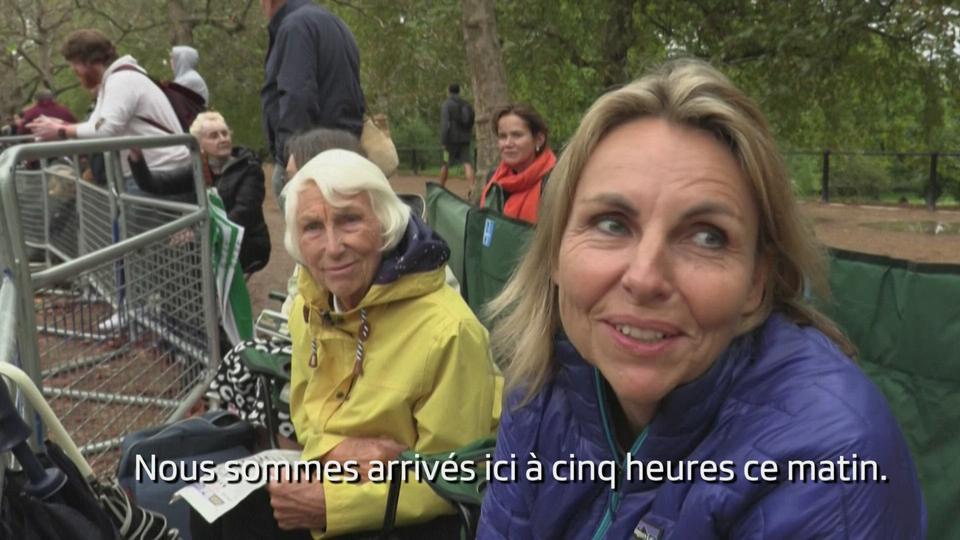 Les Britanniques ont fait la queue toute la nuit pour voir le cercueil de la reine