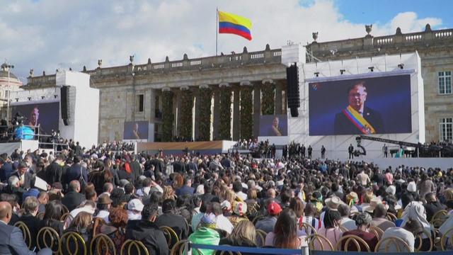Des milliers de Colombiens célèbrent l'investiture de Gustavo Petro, nouveau président de gauche