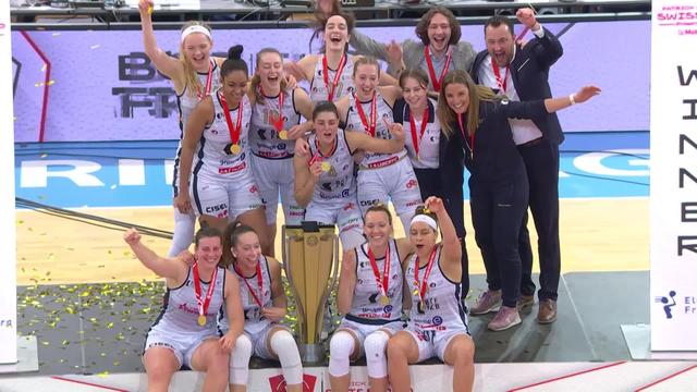 Finale dames, Elfic Fribourg - BBC Troistorrents (74-45): la remise de la coupe