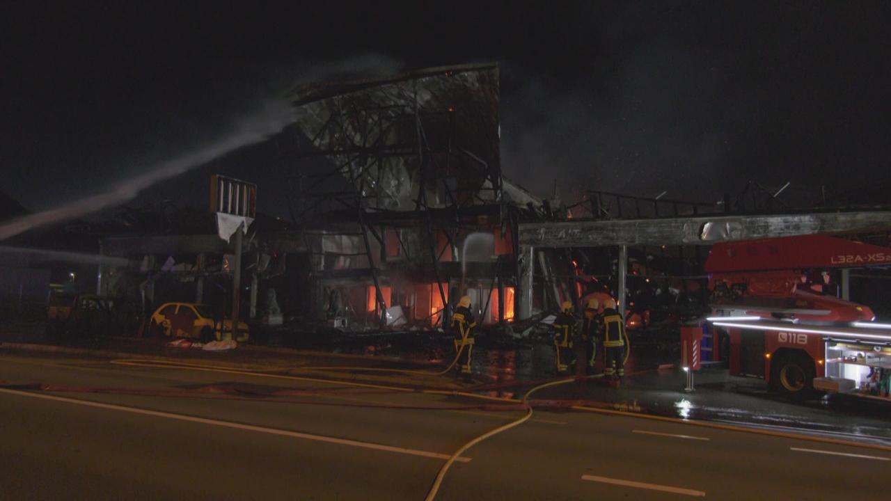 Un important incendie détruit un complexe commercial à Monthey (VS)