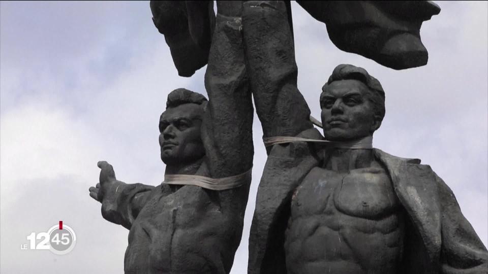 À Kiev, une statue à la gloire de l’amitié entre les peuples ukrainiens et russes a été déboulonnée