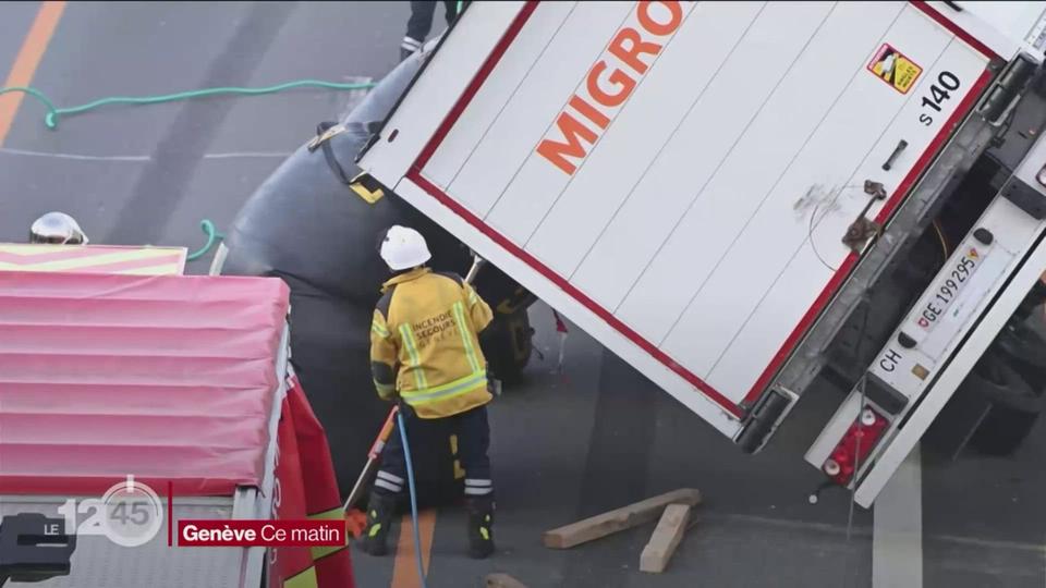 Un camion renversé a bloqué le trafic sur l'autoroute à la hauteur de Palexpo (GE)