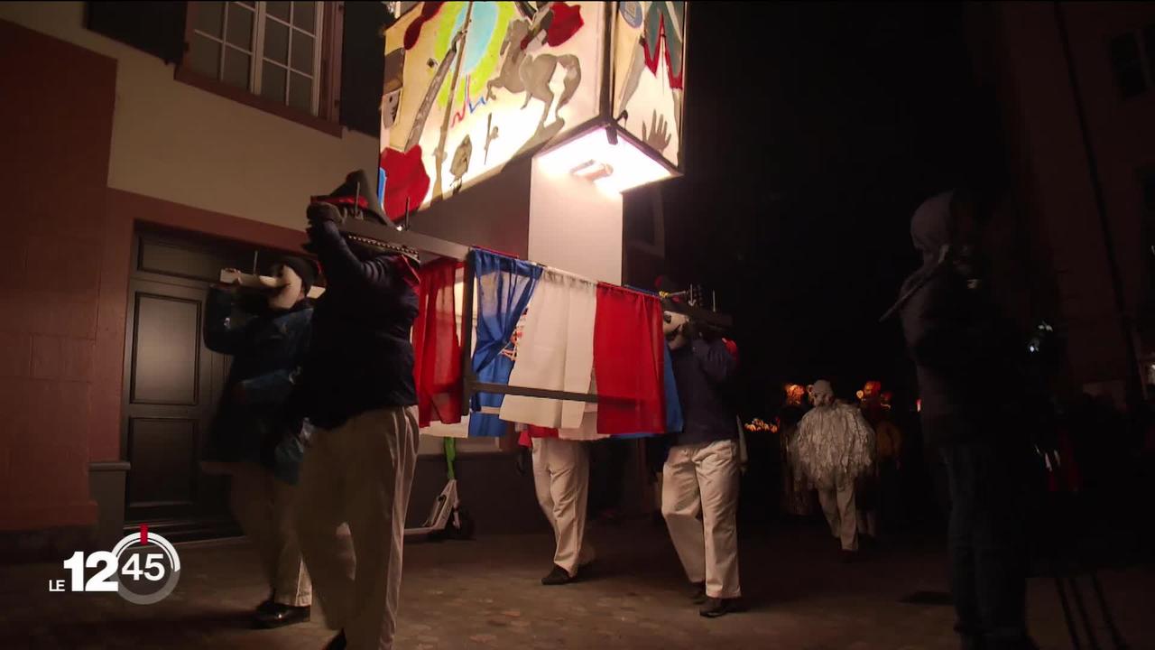 Après deux ans d'interruption dus à la pandémie, le traditionnel carnaval de Bâle a été lancé lundi à l'aube devant près de 200'000 spectateurs