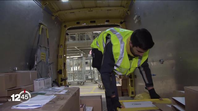 Les fêtes de fin d’année un énorme défi logistique pour la poste, avec 50% de paquets en plus.