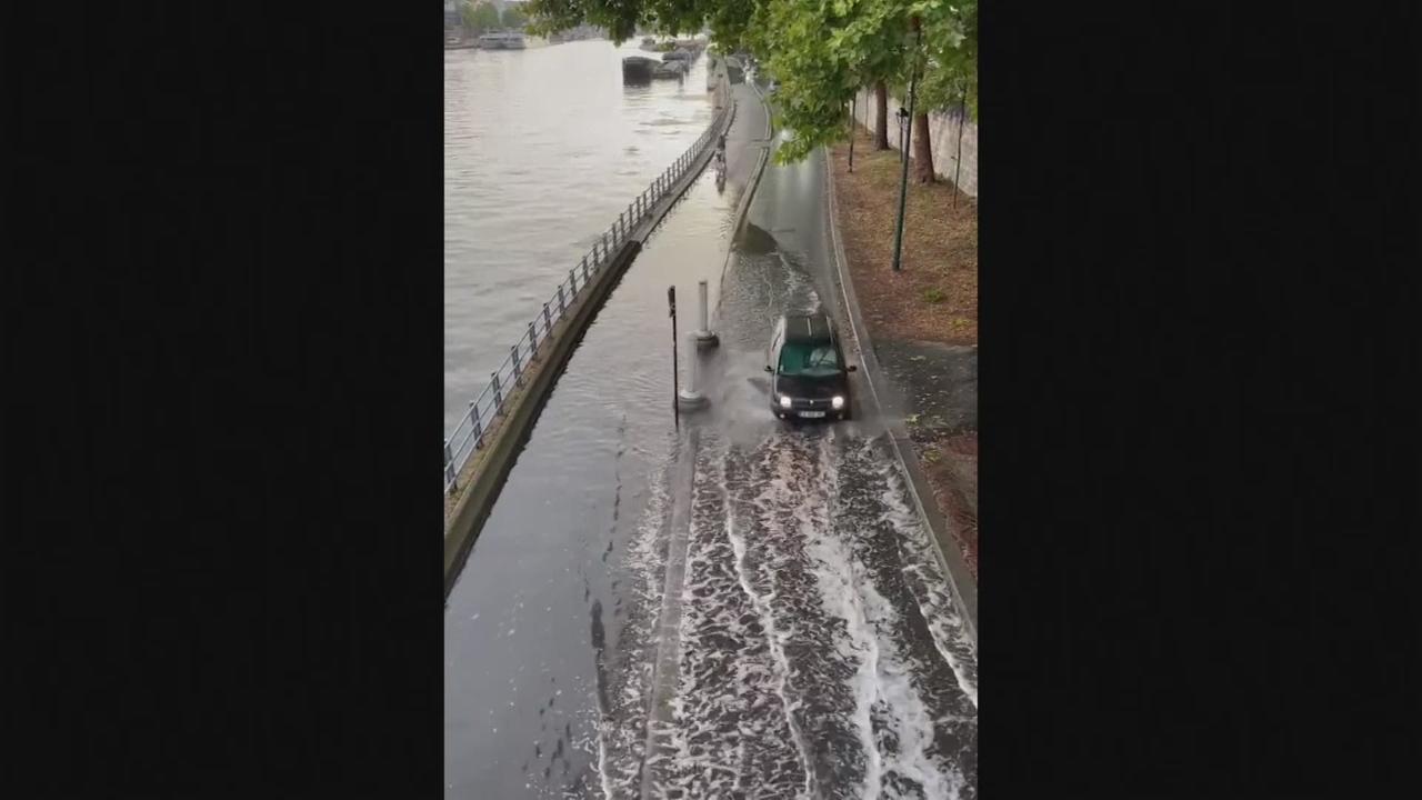 Déluge dans les rues de Paris après de fortes averses
