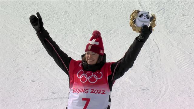 Freeski slopestyle, finale dames: la joie de la Suissesse Mathilde Gremaud en montant sur la 1re marche du podium
