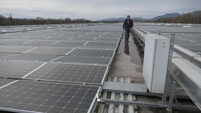 La plus grande centrale photovoltaïque de Suisse se trouve sur un toit industriel d’Onnens (VD)