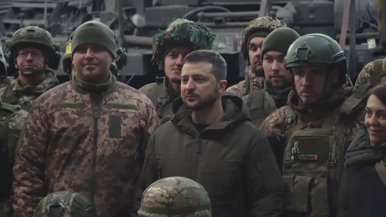 Le président ukrainien Volodymyr Zelensky en visite surprise à Bakhmout