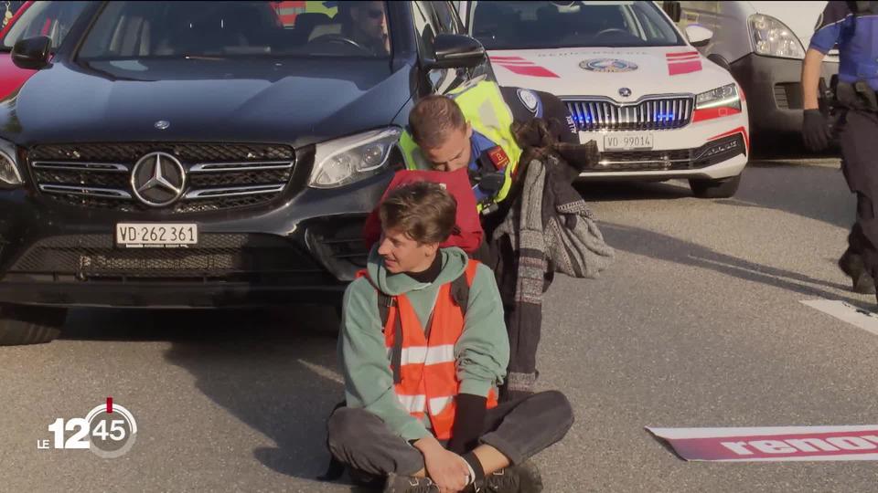 Des activistes du climat ont brièvement bloqué l'autoroute à l’entrée de Lausanne mardi matin.