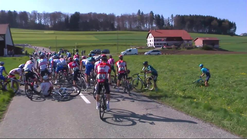 1re étape, La Grande Béroche - Romont: le leader Ethan Hayter (GBR) pris dans une chute dans le peloton