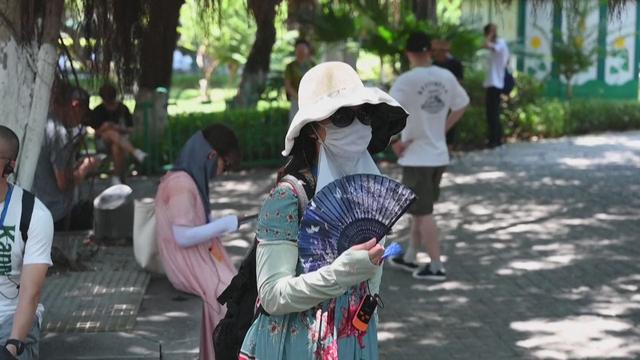 Des centaines de Chinois se rendent à la plage à Xiamen, dans le sud de la Chine