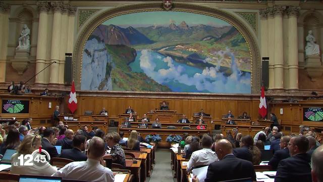 Le Conseil national confirme sa volonté de contenir la hausse des primes maladie et accepte le contre-projet du Conseil fédéral