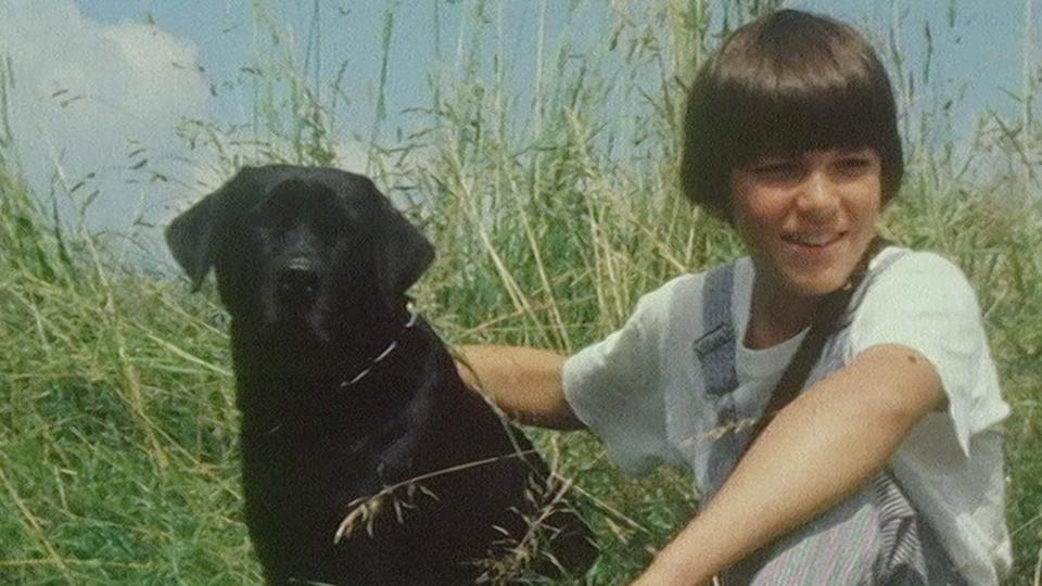 Le jeune Jean-Stéphane Bron avec son chien Rock en 1982. [RTS]