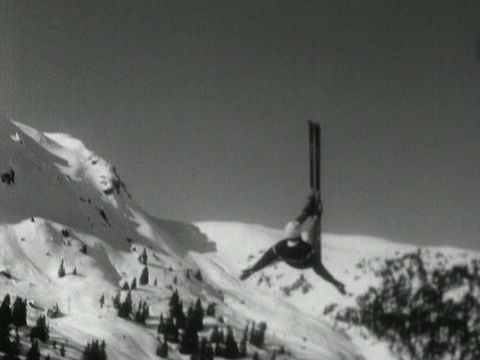 L'ancien champion de ski Roger Staub effectue un saut périlleux pour Continents sans visa. [RTS]