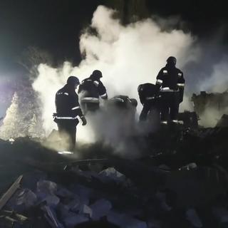 Les secours fouillent les décombres d'une maternité détruite par une frappe russe dans la région de Zaporijjia