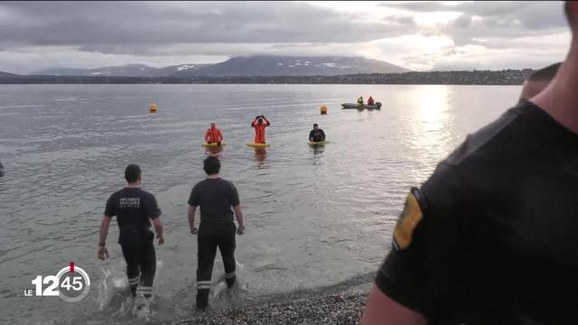 Exercice de sauvetage en eau froide pour les aspirants pompiers