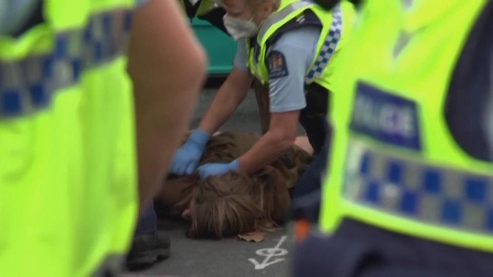 Heurts entre policiers et manifestants anti-vaccins à Wellington