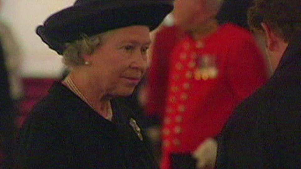 Retour en archives sur la vie d'Elizabeth II