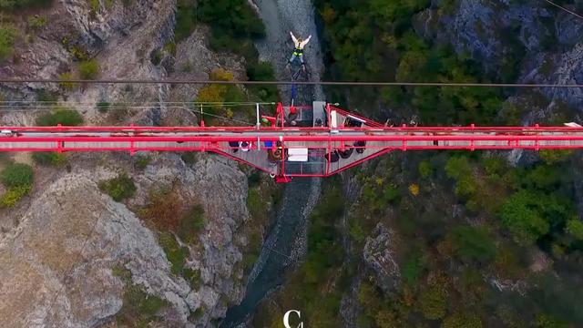 Le vertigineux pont de Niouc vu du ciel