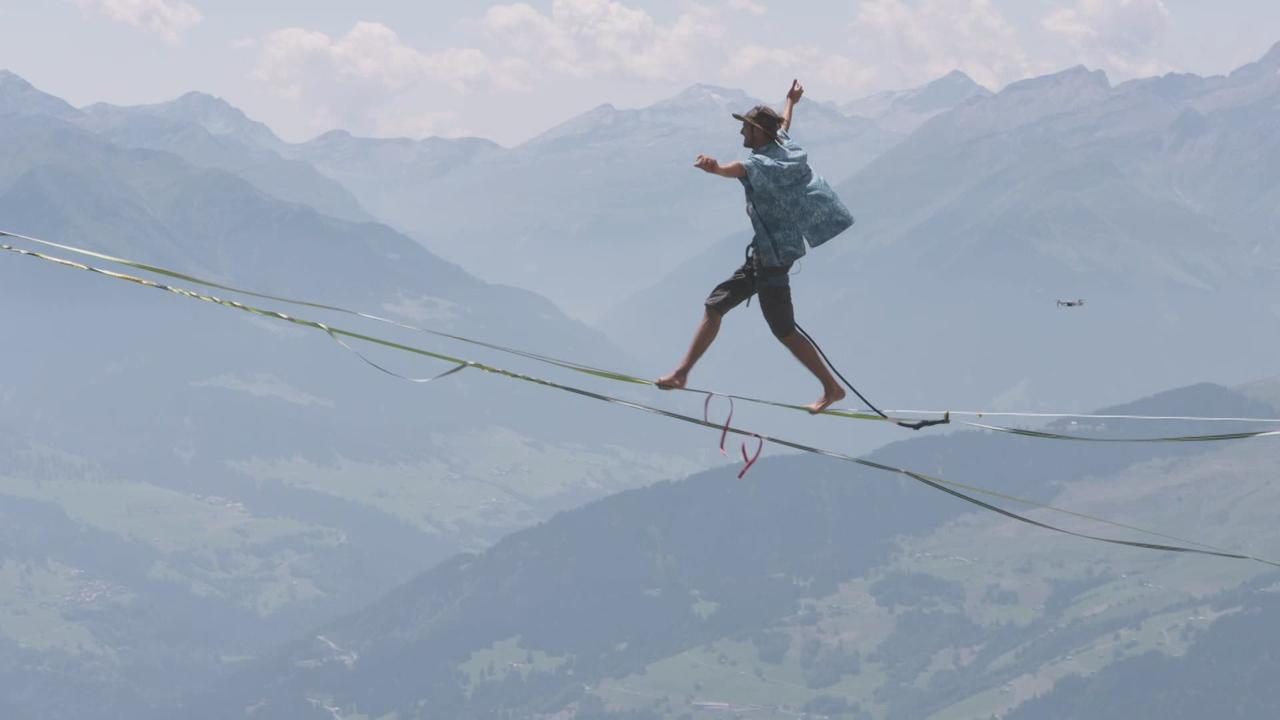 Des pros de la highline s'affrontent en Suisse lors des championnats du monde