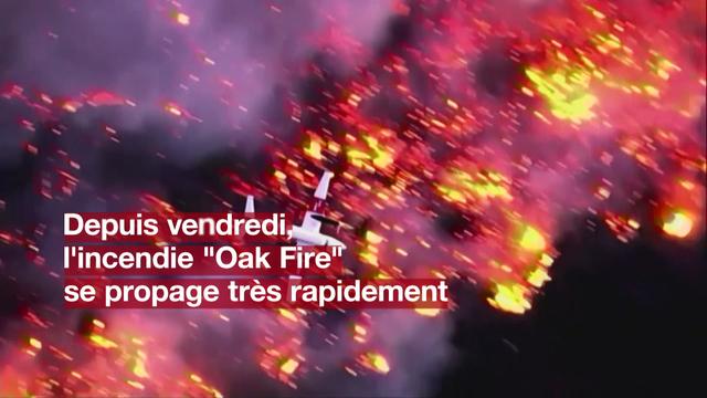 Fumée et véhicules brûlés dans l'incendie qui a forcé des milliers de personnes à fuir en Californie