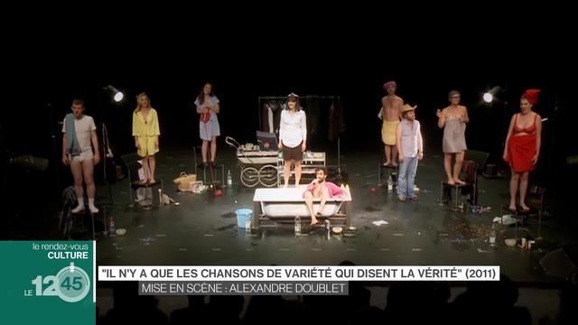 Le metteur en scène franco-suisse Alexandre Doublet est l’invité de Julie Evard