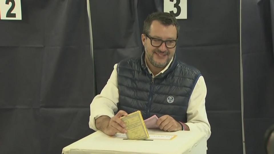 Matteo Salvini vote en Italie