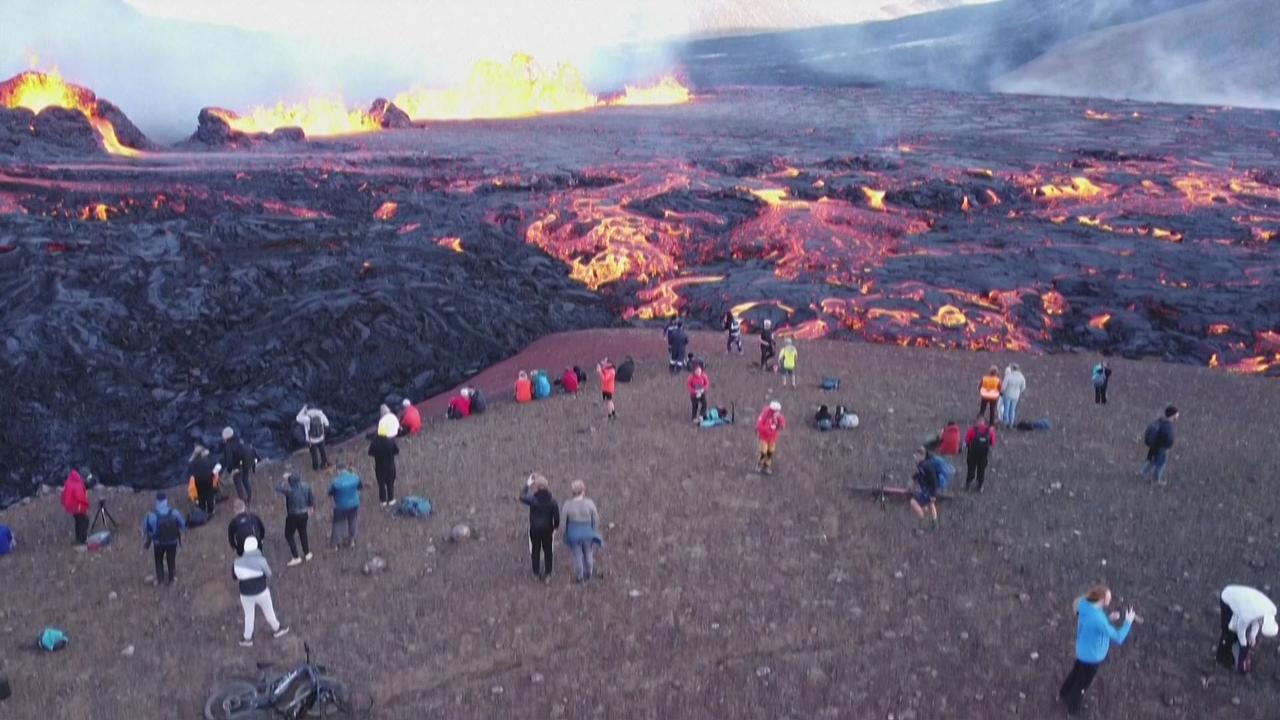 Une centaine de curieux se sont déplacés sur la zone de l'éruption, près de Reykjavik
