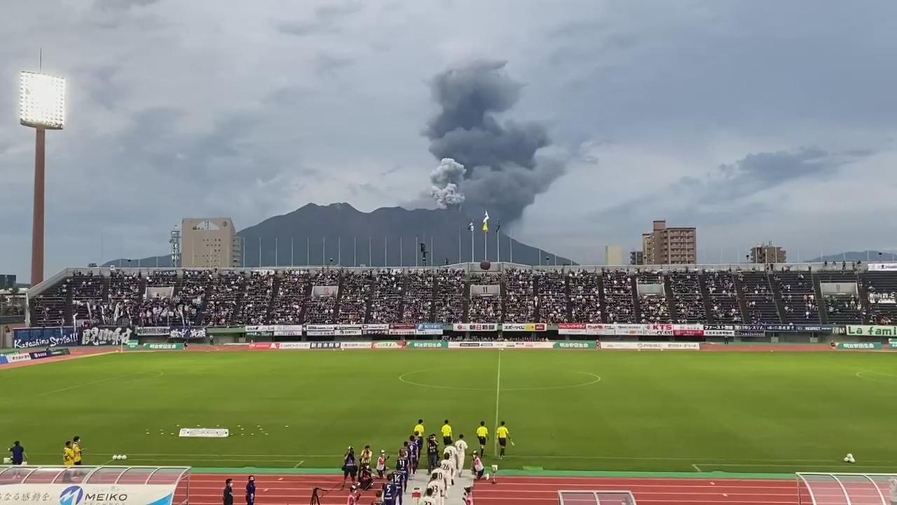 Le volcan Sakurajima entre en éruption au Japon alors qu'un match de football se déroule non loin