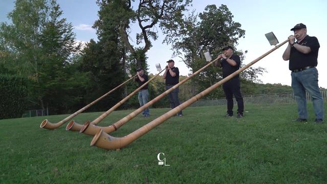 Il n'y a pas d'âge pour en jouer ! Le cor des Alpes est instrument folklorique toujours dans le vent