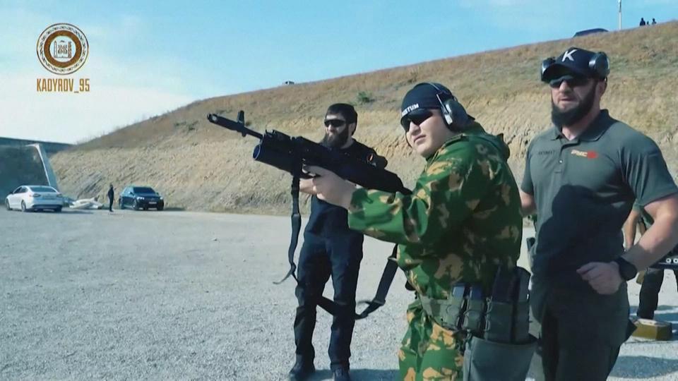 Dans une vidéo, Kadyrov montre ses fils présumés en train de suivre des entraînements militaires