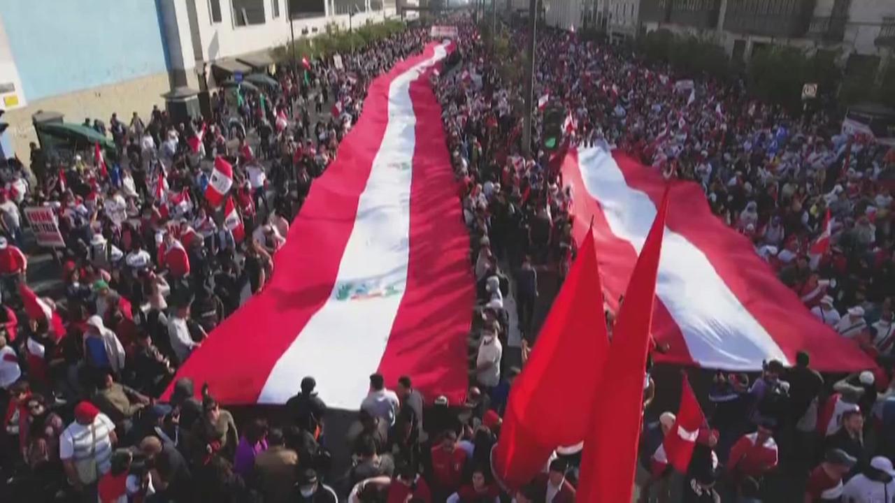 Des milliers de manifestants à Lima pour protester contre le président péruvien