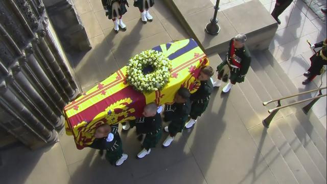 Procession royale à Edimbourg: le cercueil d'Elizabeth II acheminé jusqu'à la cathédrale Saint-Gilles