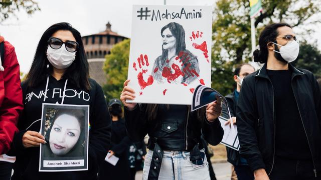 Manifestants au Castello Sforzesco après la mort de Mahsa Amini. Milan, Italie - 25 septembre 2022 [Depositphotos - Peus]