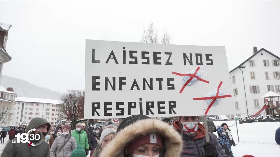 Des centaines de personnes ont protesté à Tavannes contre l'obligation de porter le masque à l'école dès la 3e primaire.