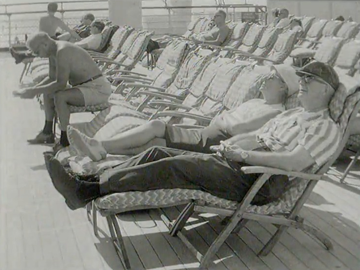 Passagers sur le pont du Queen Mary en 1965. [RTS]