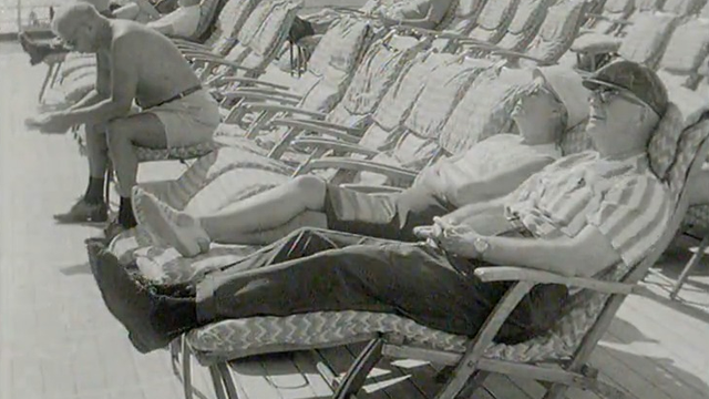 Passagers sur le pont du Queen Mary en 1965. [RTS]