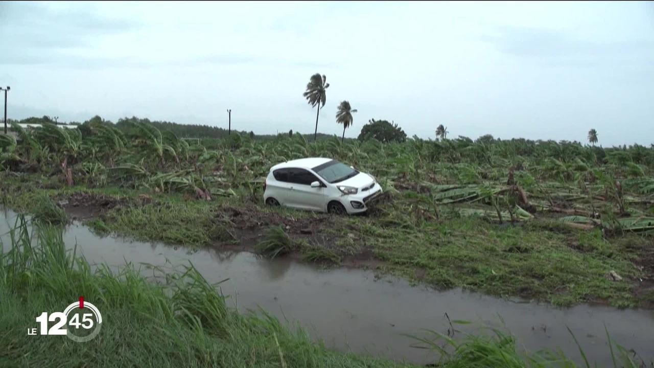 La Guadeloupe est balayée par les rafales de vent et les pluies torrentielles de la tempête Fiona