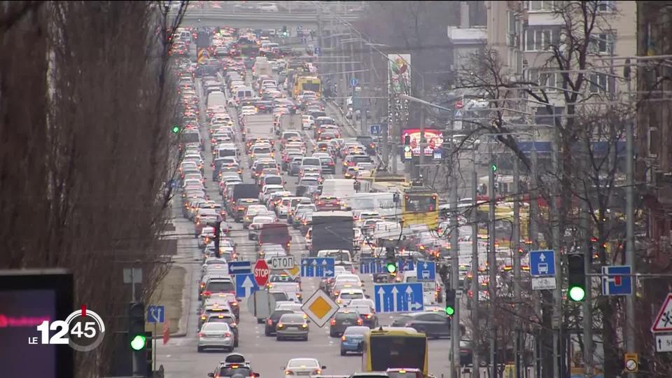 Les sirènes d’avertissements anti-bombardement ont retenti jeudi matin à Kiev en Ukraine. Les habitants tentent de fuir ou de se réfugier dans les métro