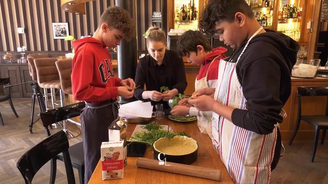 Les enfants sont sensibilisés au gaspillage alimentaire dans les ateliers de cuisine zéro déchet de la Brasserie de l’Hôtel de Ville à Bulle (FR)