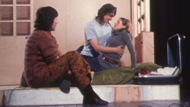 En 1973, Leyla Aubert met en scène Un petit nid d'amour, de Georges Michel, au Centre dramatique de Lausanne (ici de dos, avec les comédiens Jean-Pierre Malo et Marblum Jequier). [RTS]