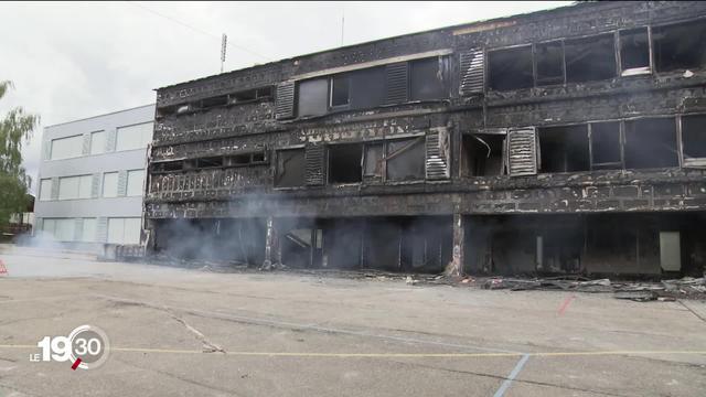 Un important incendie a détruit une école primaire à Vernier (GE). Les salles de classe sont calcinées