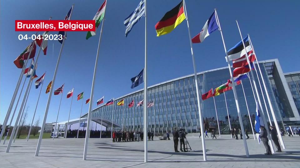 Cérémonie de levée du drapeau finlandais au siège de l'OTAN