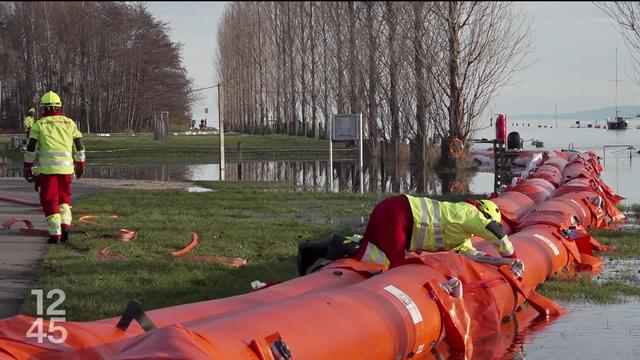 Les sapeurs-pompiers protègent les rives vaudoises du lac de Neuchâtel, déjà 1m20 plus haut que d'habitude