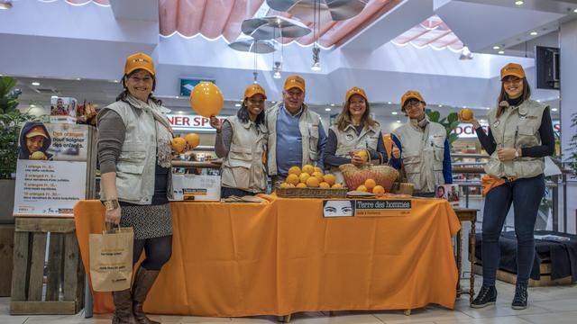 Près de 150 points de vente sont mis sur pied en Suisse où les oranges sont vendues par plus de 1000 bénévoles [tdh.ch]