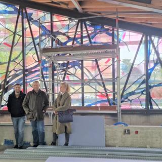 Le vitrail de l’Espace Maurice Zundel avec les architectes Giuseppe Peduto et Tanguy Margairaz, et les deux artistes Da [RTSreligion - Laurence Villoz]