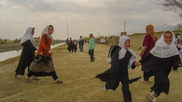 Les filles afghanes rentrent précipitamment de l'école. [Depositphotos - VoyageViewMedia]