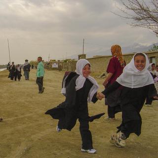 Les filles afghanes rentrent précipitamment de l'école. [Depositphotos - VoyageViewMedia]